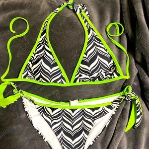 Women’s/Juniors black and white striped bikini